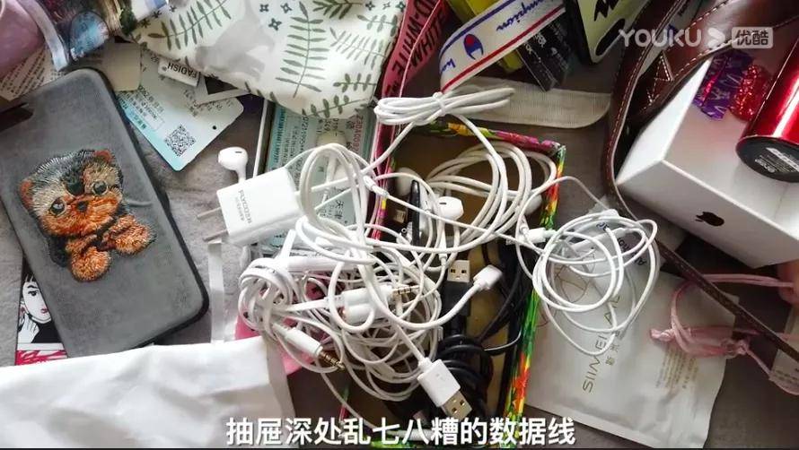 抽屉深处乱七八糟的数据线.