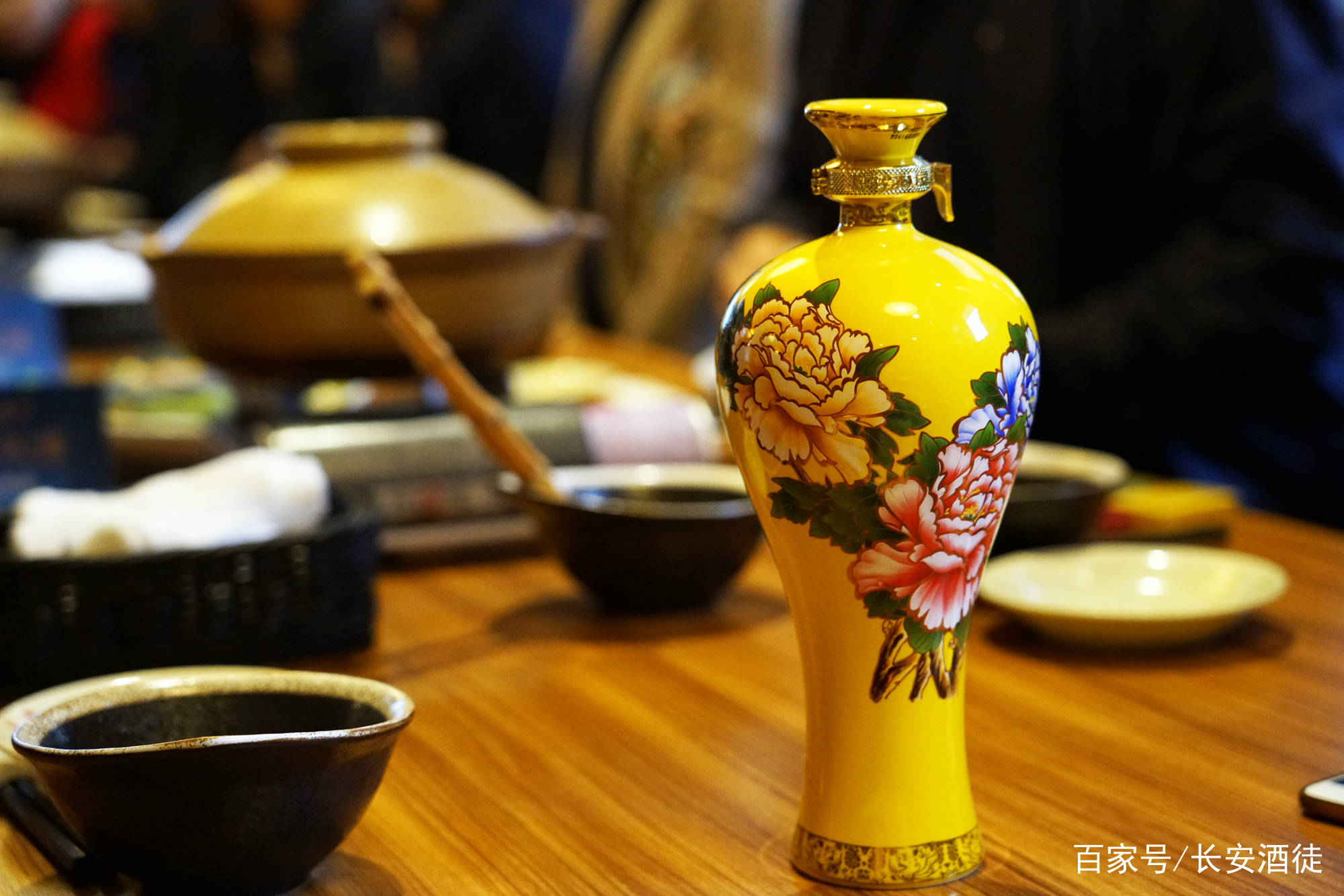 西凤酒是一只九尾凤,国花瓷是凤冠!