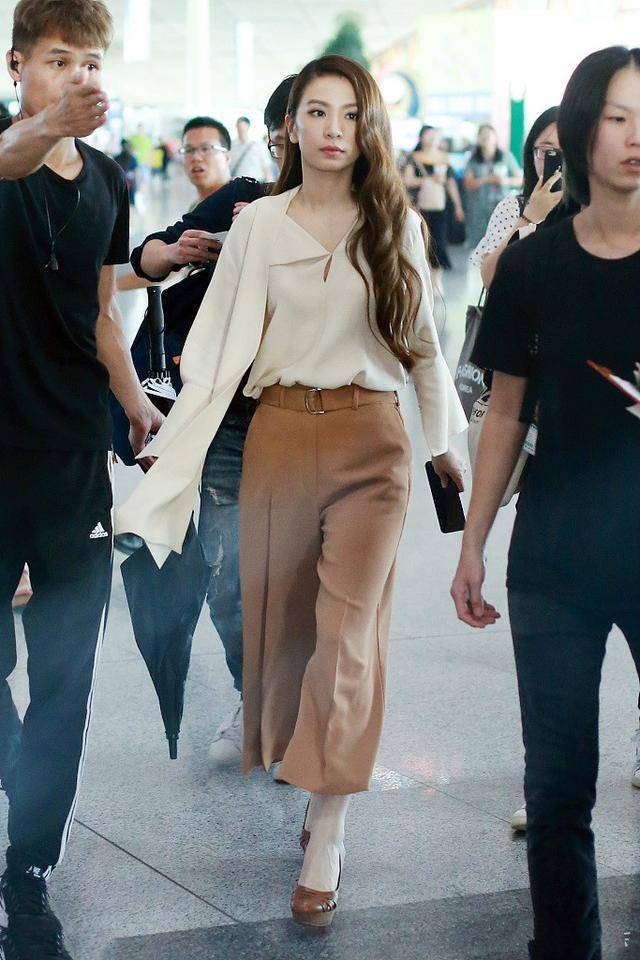 hebe|37岁Hebe疏于保养,现身活动脸色蜡黄苹果肌下垂,女神也变路人