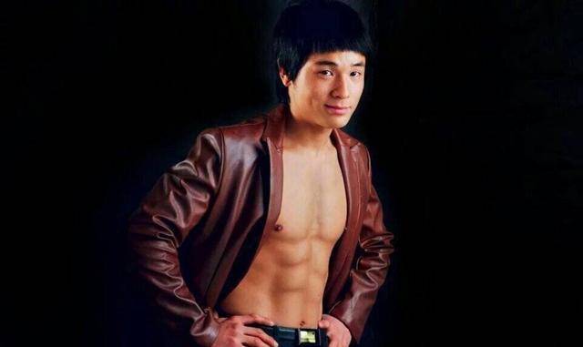 飞龙|原创现代李小龙炮轰陈柏霖：你和张天爱的吻戏太恶心，和李晨有一拼