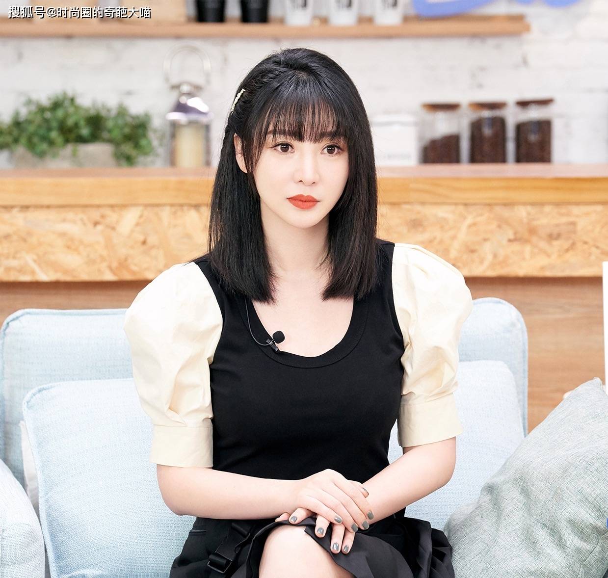 原创柳岩快四十了怎么还这么甜！少女系穿搭青春减龄，不见从前熟龄感