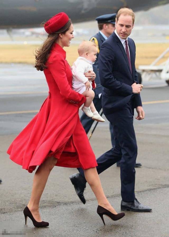 衣服|贝克汉姆女儿9岁生日！小七穿中国红学书法，老爸的字写得真不赖