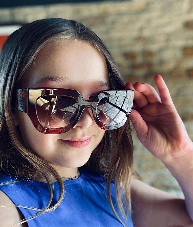 衣服|贝克汉姆女儿9岁生日！小七穿中国红学书法，老爸的字写得真不赖