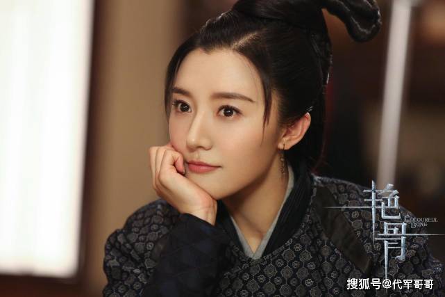 护士出身的美女演员，曾给章子怡当替身，如今