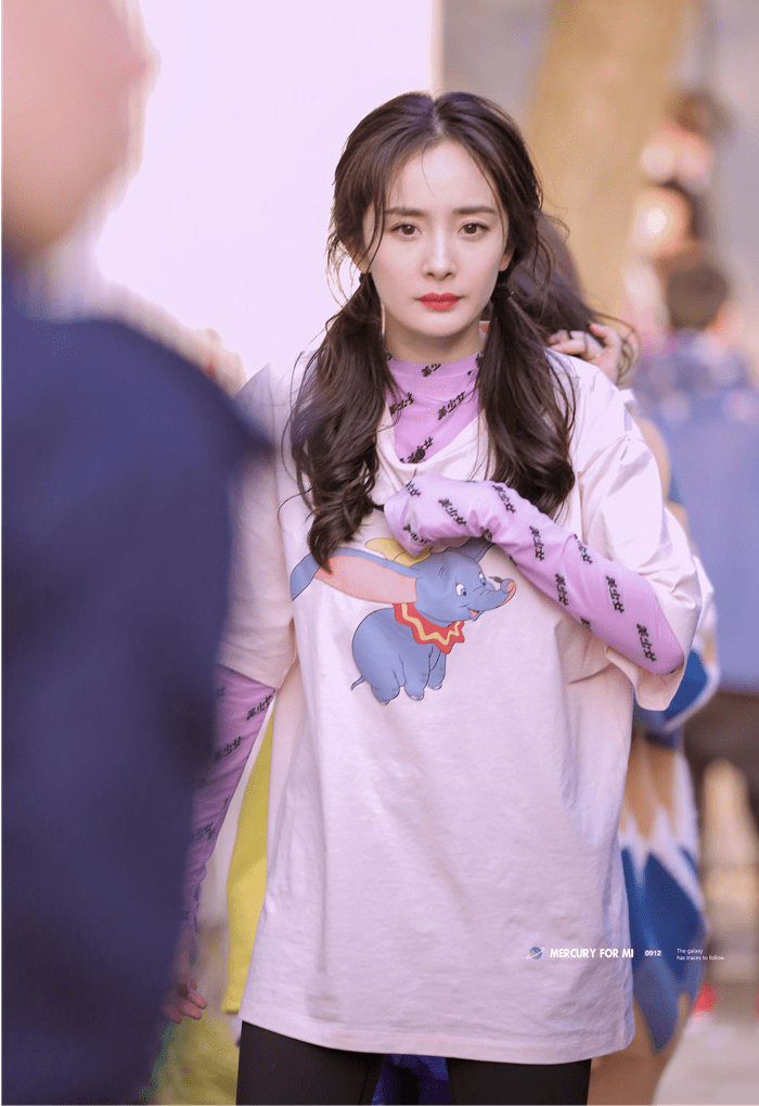 郑爽|辣妈变少女的发型，首选双马尾，杨幂郑爽都换上了，让你美过初恋