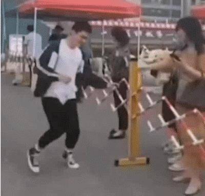 聊城考生才出考场，直奔老师跑去，扑通一声就跪下了！老师也懵了