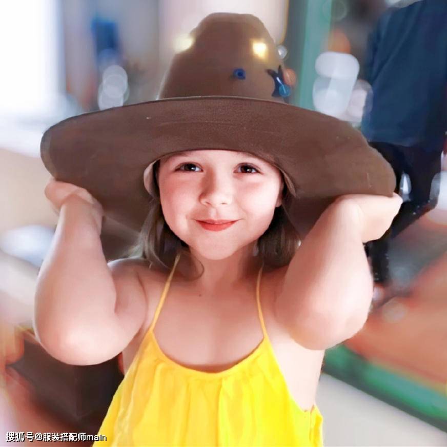 贝克汉姆|贝克汉姆女儿太养眼，穿衣百变时髦小脸肉嘟嘟可爱，眉眼像极爸爸