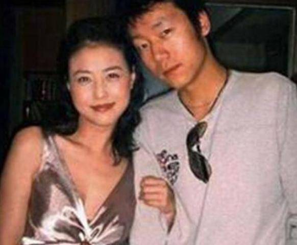 与吕良伟离婚30年,53岁周海媚至今未婚,一句话道出当年真相