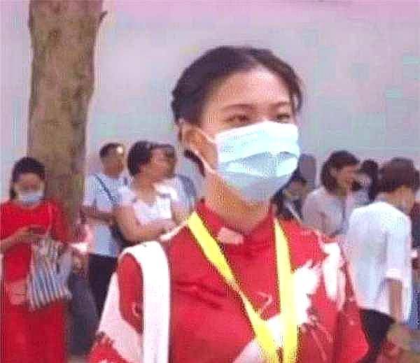 高三班主任穿旗袍陪考,摘下口罩的那一刻,大家都心动了! 高三班主任穿旗袍陪考,摘下口罩的那一刻,大家都心动了!