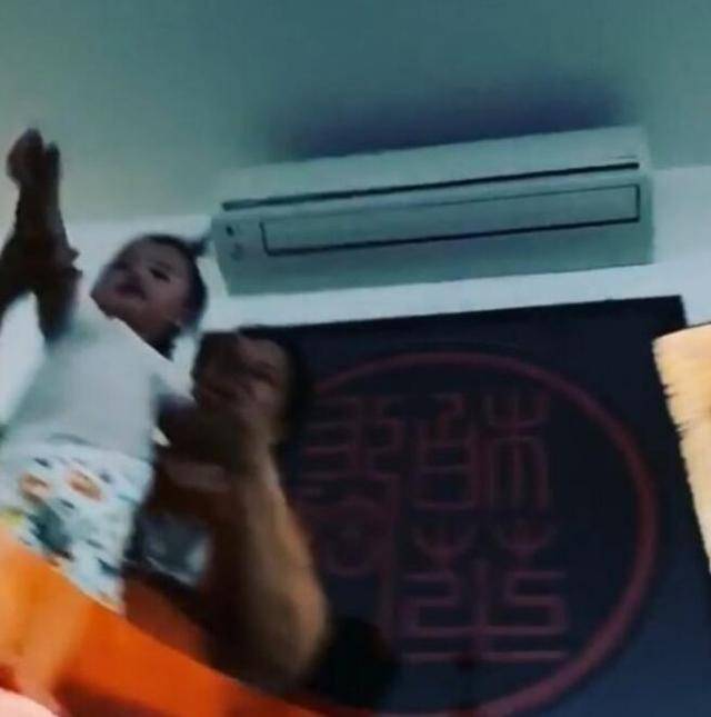 Marcus|张柏芝三胎没白疼，帮亲妈带货相当乖巧，无意中露出小肉脸