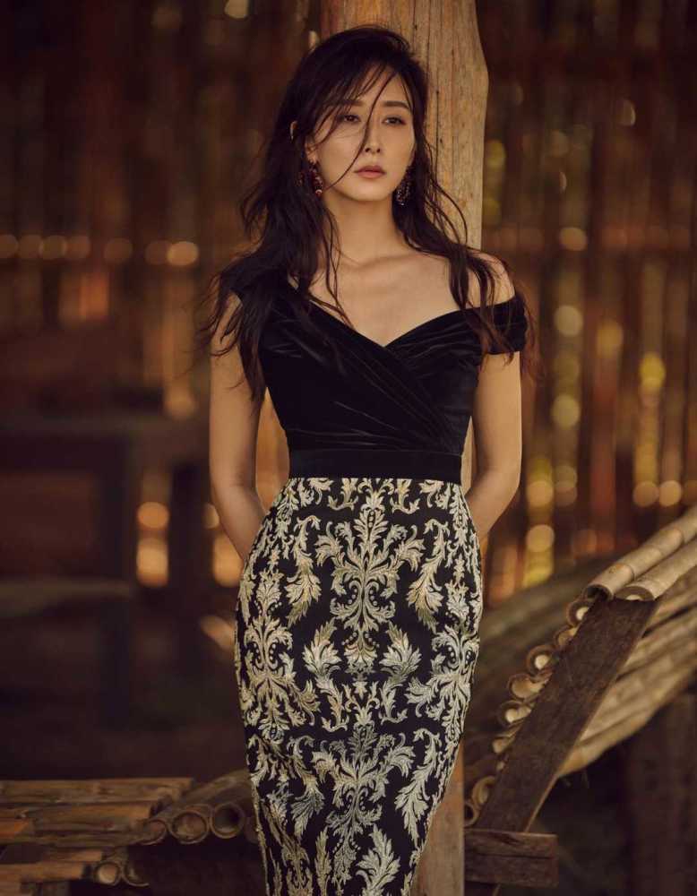配饰|阔太胡静气质真出众，穿黑色抹胸连衣裙配低马尾，豪门气质惊艳