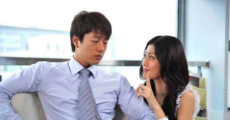 靠实力红了整整十年，如今娶娇妻结婚无人知，