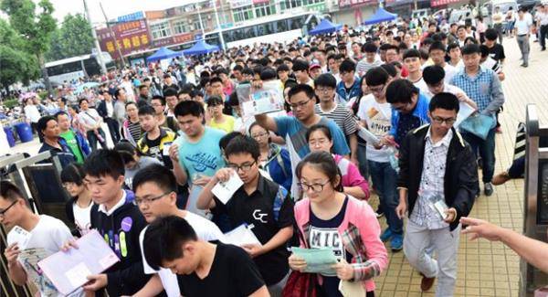 高三班主任穿旗袍陪考,摘下口罩的那一刻,大家都心动了! 高三班主任穿旗袍陪考,摘下口罩的那一刻,大家都心动了!