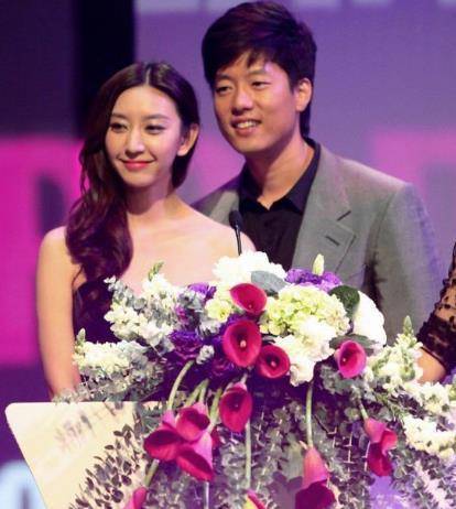 靠实力红了整整十年，如今娶娇妻结婚无人知，