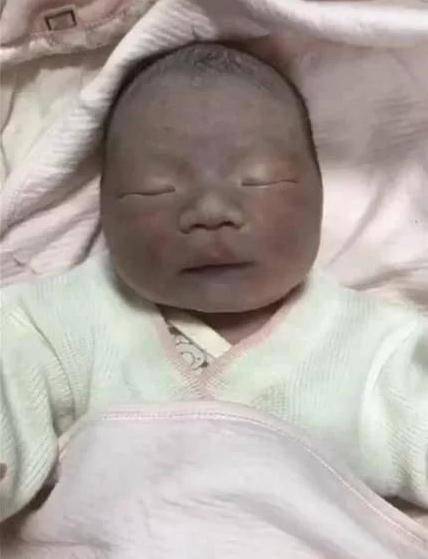 "黑脸宝宝"火了,出生后被家人嫌弃丑,2个月后逆袭成团
