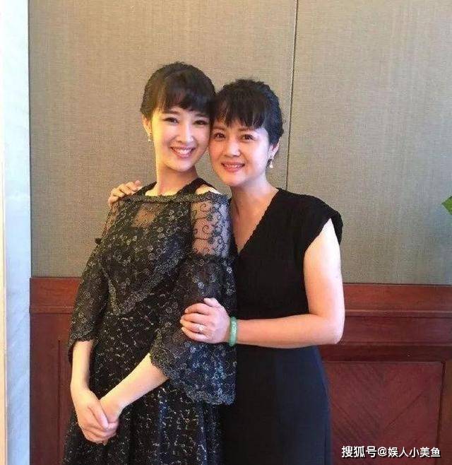 为了给她提供更大的平台,就把茹萍推荐给了更胜自己一筹的老公滕文骥.