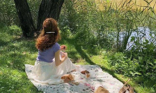 适合发自拍的可可爱爱短句:给大家表演一个美女发朋友