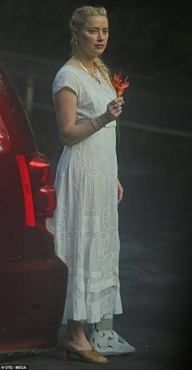 梅根带哈里加州风格穿搭外出，白色亚麻连衣裙跟风好莱坞女星朱莉