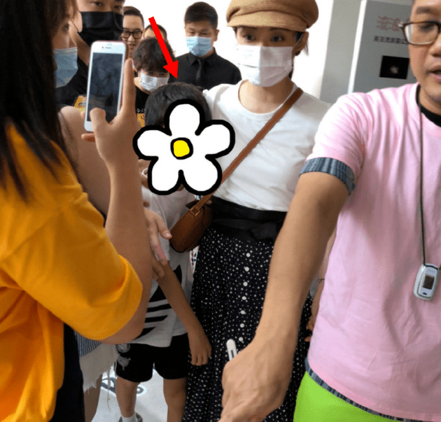 孙俪带儿女久违露面,等等“暴风抽高”到妈妈肩膀