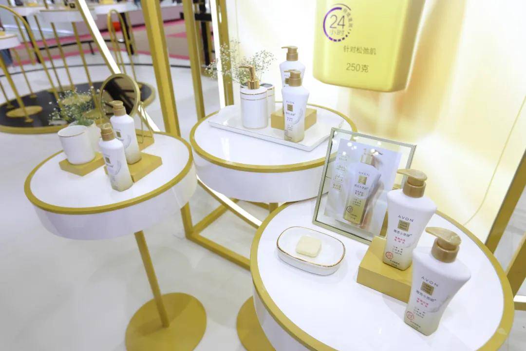 产品含94%面部护肤精华成分,含有高纯度烟酰胺,日本进口谷胱甘肽,高