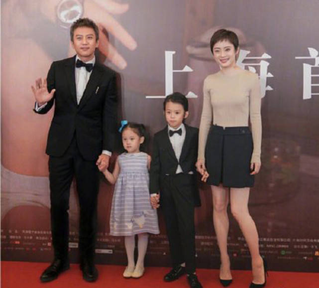 孙俪带儿女久违露面,等等“暴风抽高”到妈妈肩膀