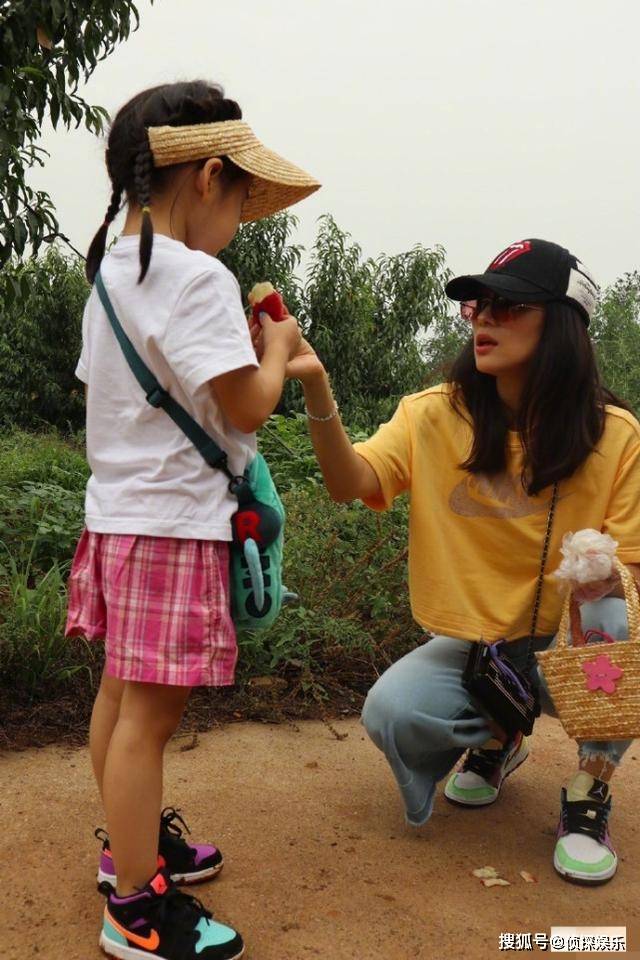 章子怡晒一家四口进山摘桃,小苹果身高超妈妈,醒醒变可爱小吃货