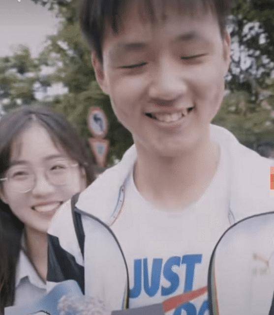 高考场外女孩手捧满天星等朋友,当网友见到她等的考生:打扰了!