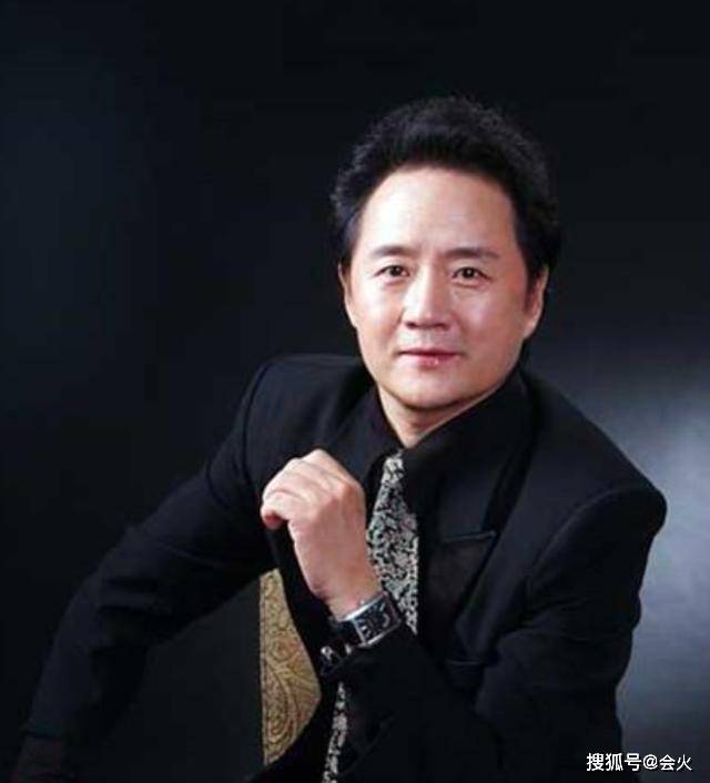 对方|原创于文华被男星故意贴身挤坐？对方手勾其肩部，被网友直批心术不正