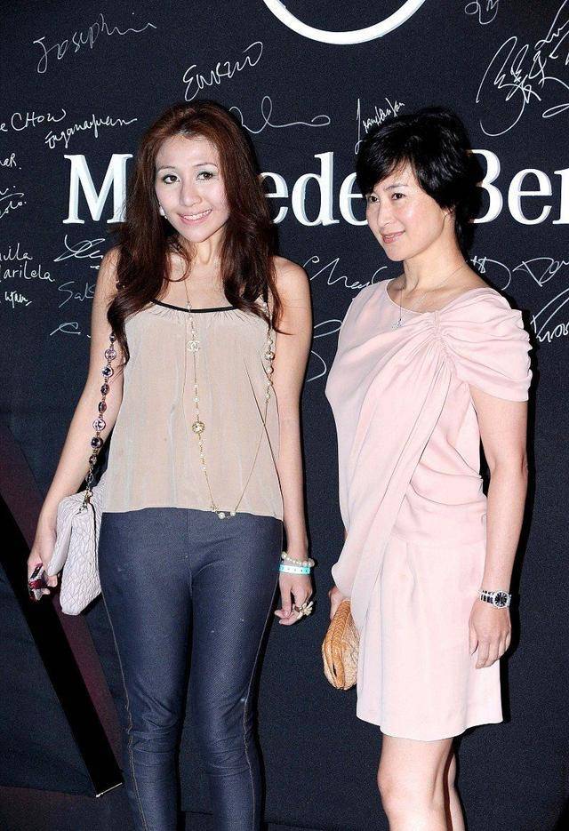 何超琼|赌王二房和四房较量,何超盈全程缩脖子不自信,何超琼一脸精明相