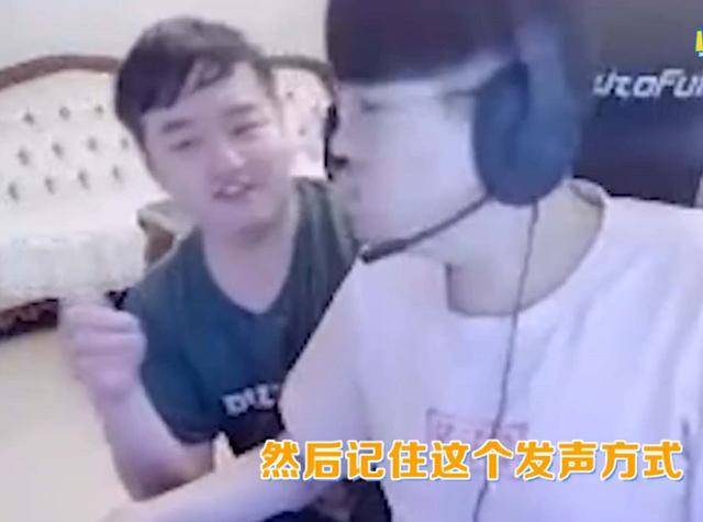 直播间|小虎头号＂黑粉＂姿态，直播间模仿小虎说话，遇女友查房秒变脸