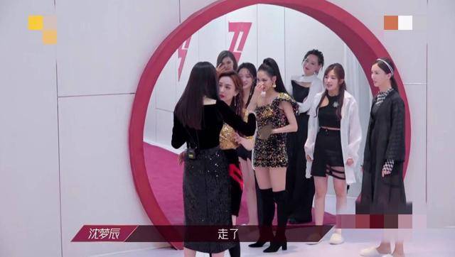 耳语|原创沈梦辰被淘汰时，吴昕顿时神伤离座，相拥耳语击碎多年不和传闻