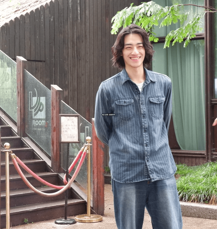 长发|原创不受仝卓事件影响！郑云龙现身拍新戏，长发搭白衬衫辨识度高
