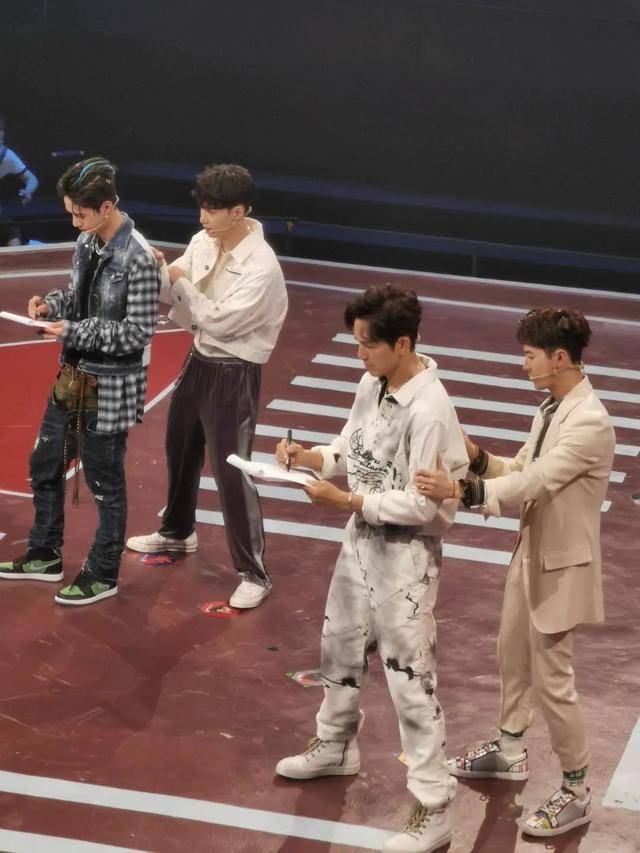 张艺兴|原创《这！就是街舞3》发布会，王一博游戏玩嗨，现场说起河南话