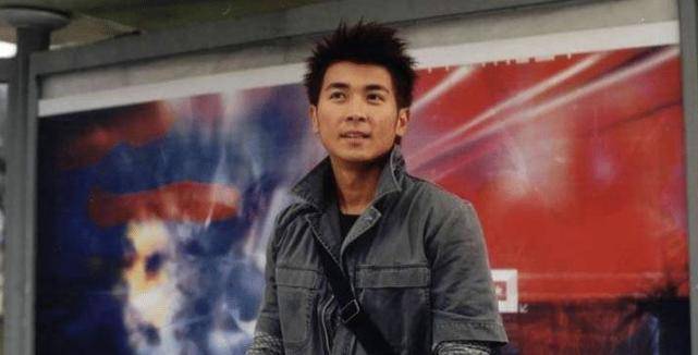 他曾是红遍全国的男神，如今头发掉光认不出，