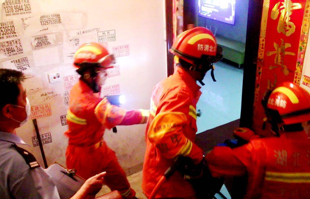 湖北孝昌:一女子独锁“屋内分娩”民警消防员