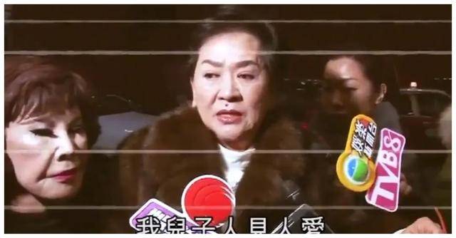 女友|原创4亿富豪出门排队坐电车，同时养3个女友，约会时不开豪车而是步行