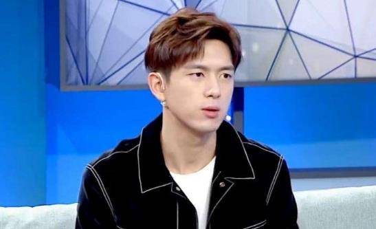 老师因撞脸李现，被迫从高中调到初中，真实原因让人愤怒！