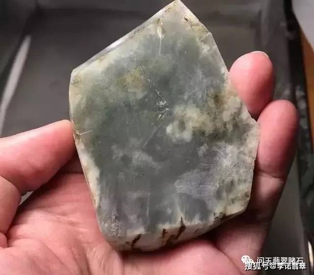 原创翡翠原石:600元入手不起眼的莫西沙料子,一刀切出小精品!