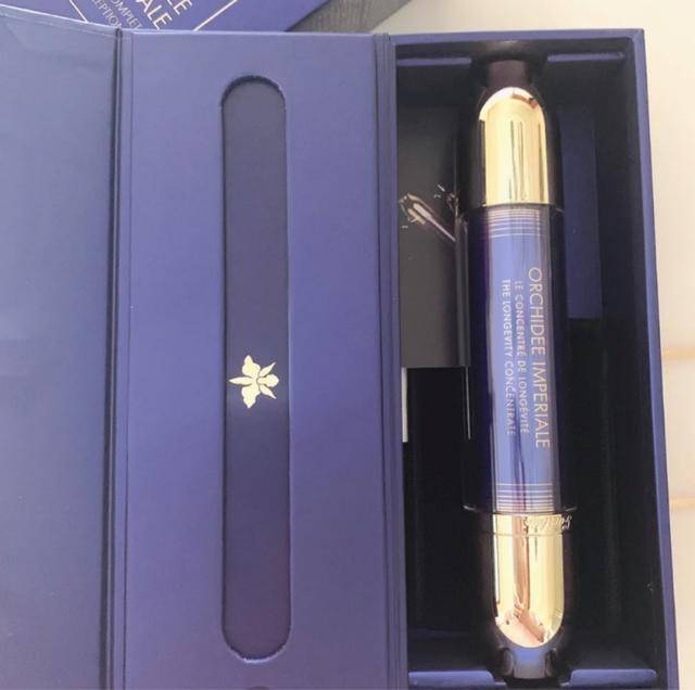 肌肤|上了年纪的女人，护肤品不能省，尤其是精华，选对皮肤光滑有弹性