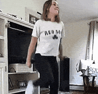 搞笑gif趣图:大哥,用不着这么狠吧