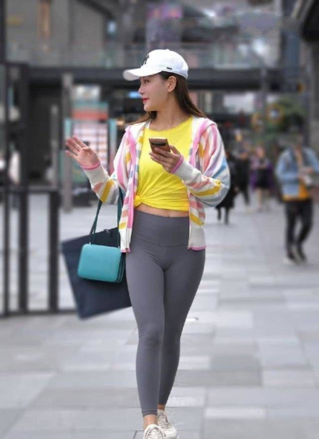 原创街拍,美女运动范的瑜伽裤搭配休闲衫,让人眼前一亮