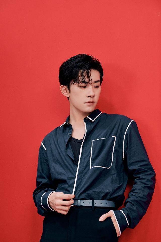 look|200605 易烊千玺今日发布会look 简约衬衫干净利落来相见