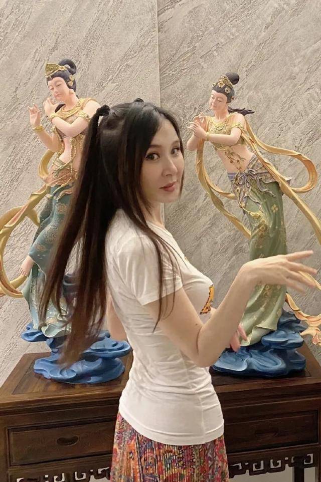 近照|51岁萧蔷近照，梳双马尾扮嫩惊现歪嘴，穿露脐衣前凸后翘很火辣