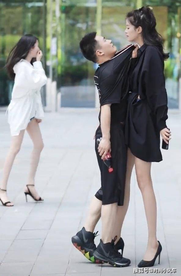 原创全网最"罕见"身高差,女生腿是男票的2倍,直男:我宁愿单身