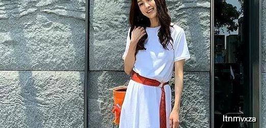 衣服|彩色的衣服如何过夏天,素色的衣服更加好看,时尚达人如何搭配?