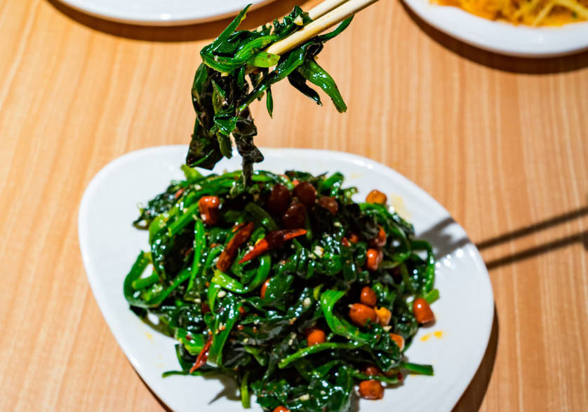 凉拌菠菜花生米,软嫩香脆超美味,营养美味家常菜,5分钟快手菜