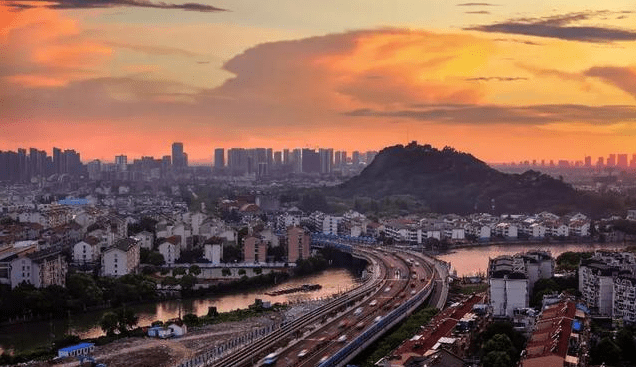 无锡GDP什么时候是巅峰_无锡齐鑫机床产品什么(2)