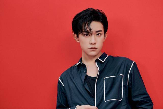 look|200605 易烊千玺今日发布会look 简约衬衫干净利落来相见