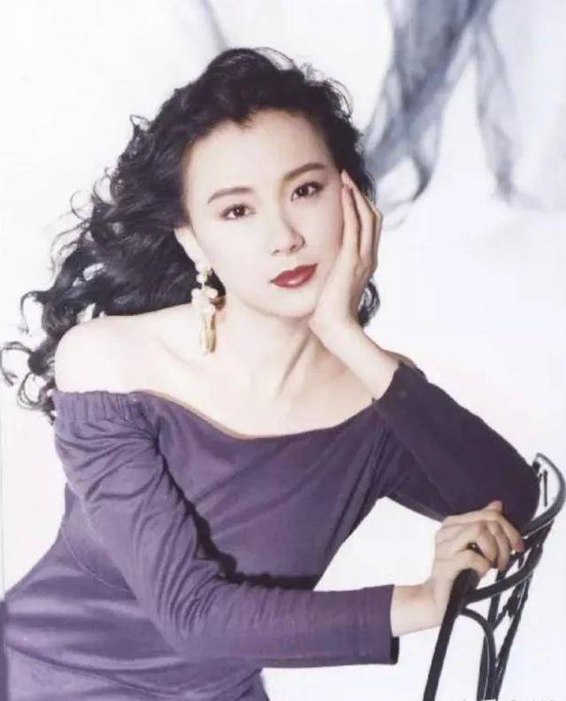 近照|51岁萧蔷近照，梳双马尾扮嫩惊现歪嘴，穿露脐衣前凸后翘很火辣