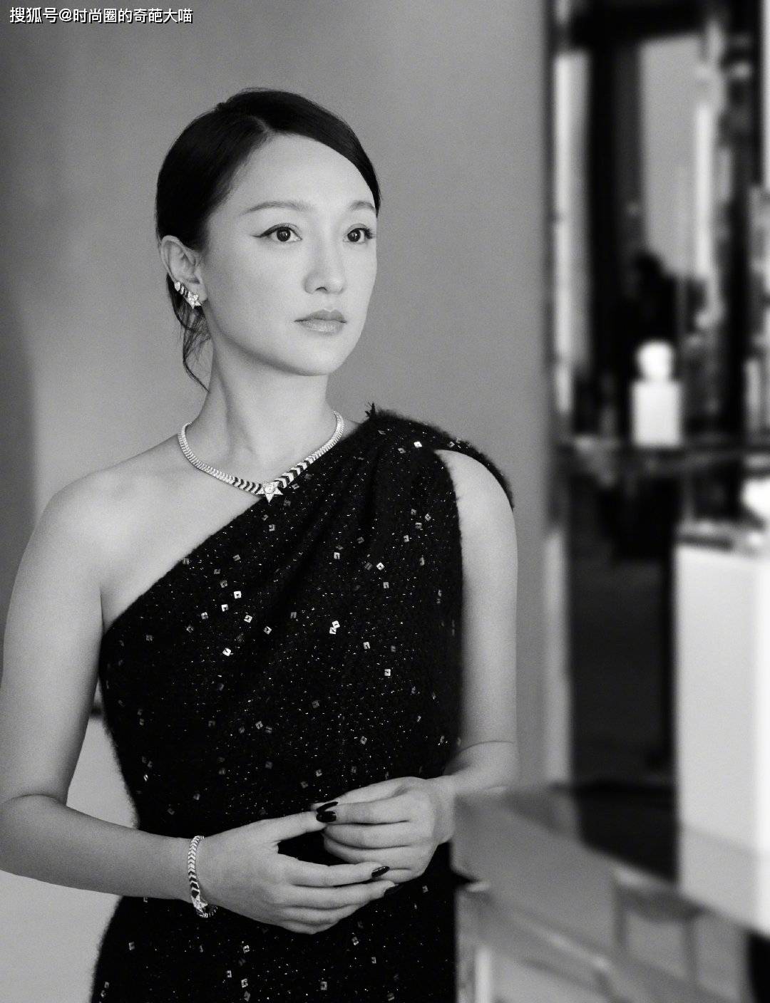 太阳穴|周迅新妆容有意思，眼线腮红直飞太阳穴，异域风被演绎出高级味道